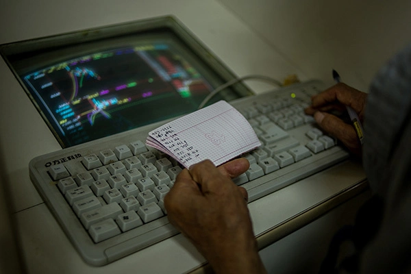 A股回暖，民间配资死灰复燃？警惕高杠杆风险，投资者需谨慎