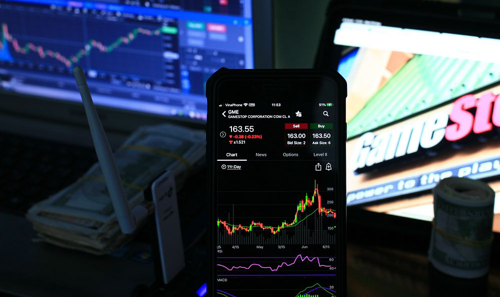 通俗易懂解释股票配资啥意思，有啥好处风险？